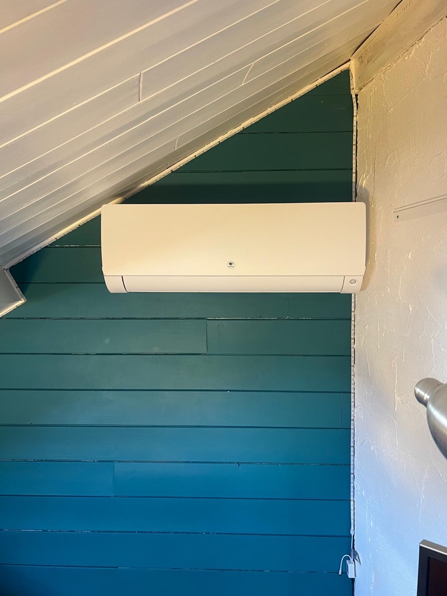 Unité intérieure de climatisation murale installée dans un séjour