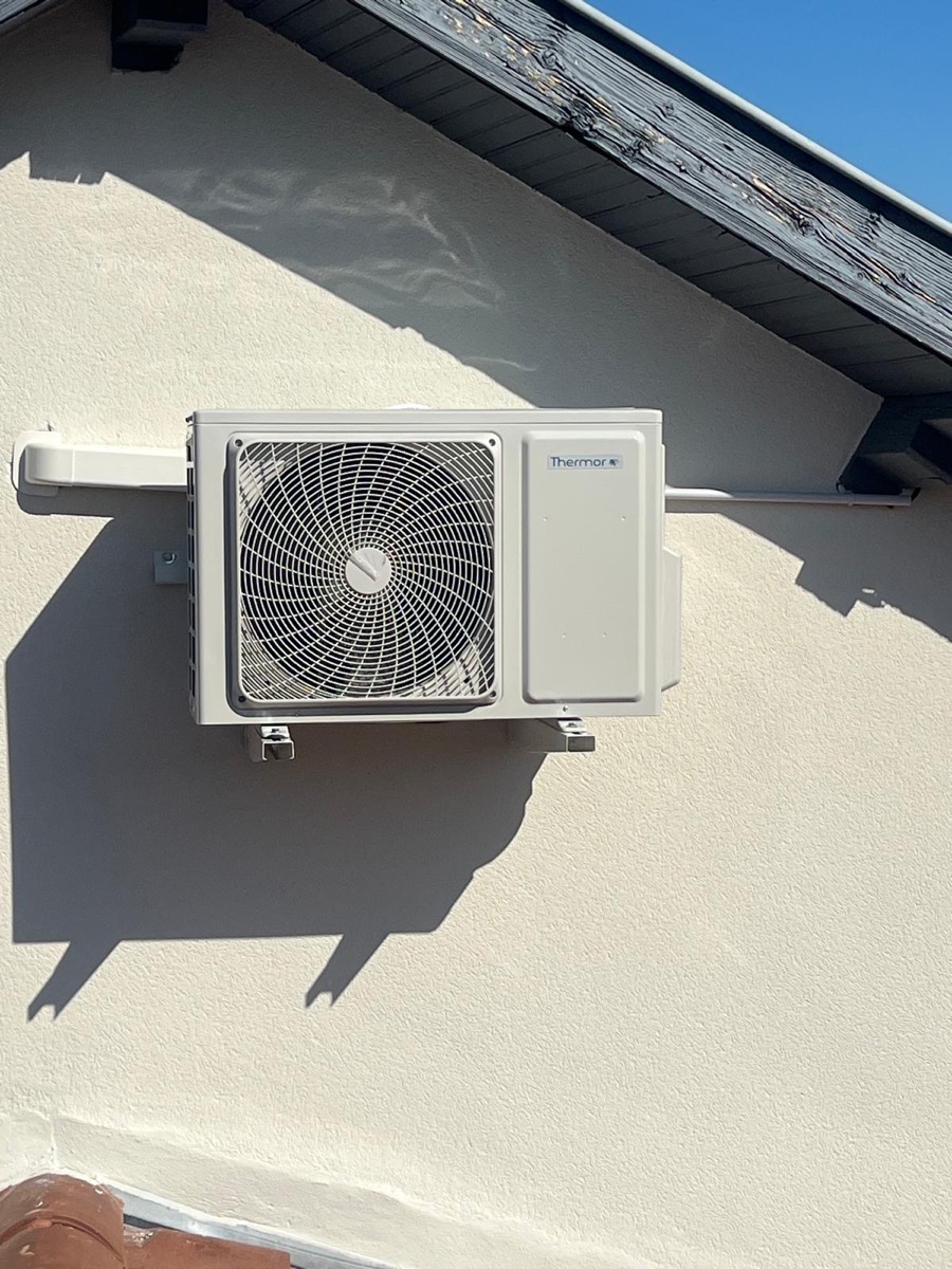Groupe extérieur de climatisation fixé sur façade
