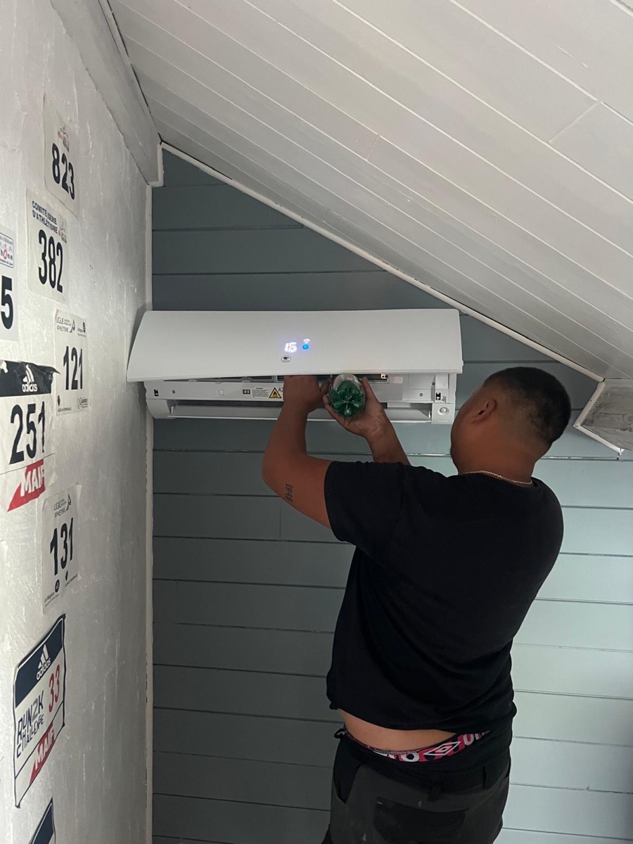 Installation d'une climatisation par l'équipe Confort Habitat