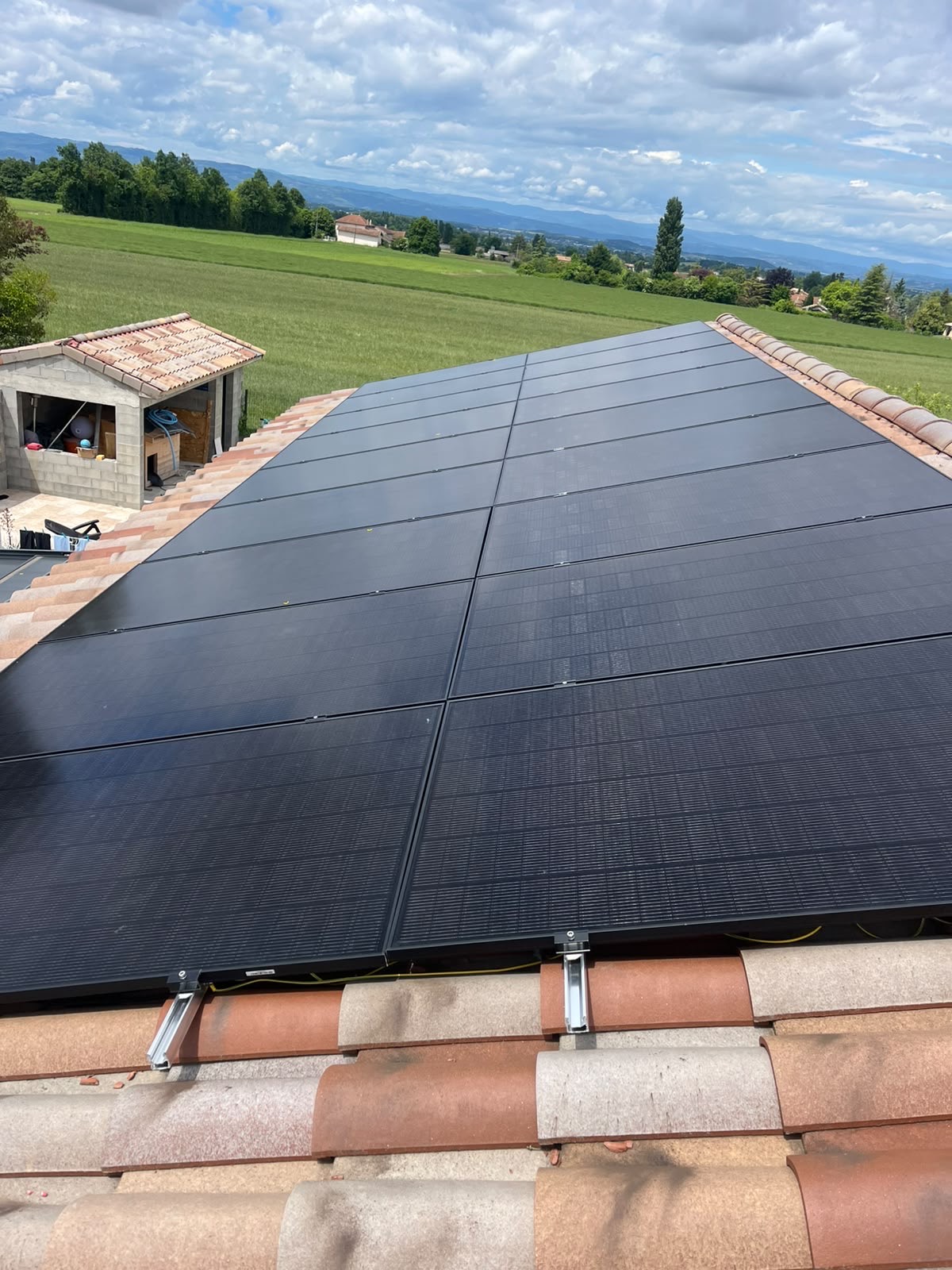 Installation photovoltaïque avec vue sur la campagne drômoise