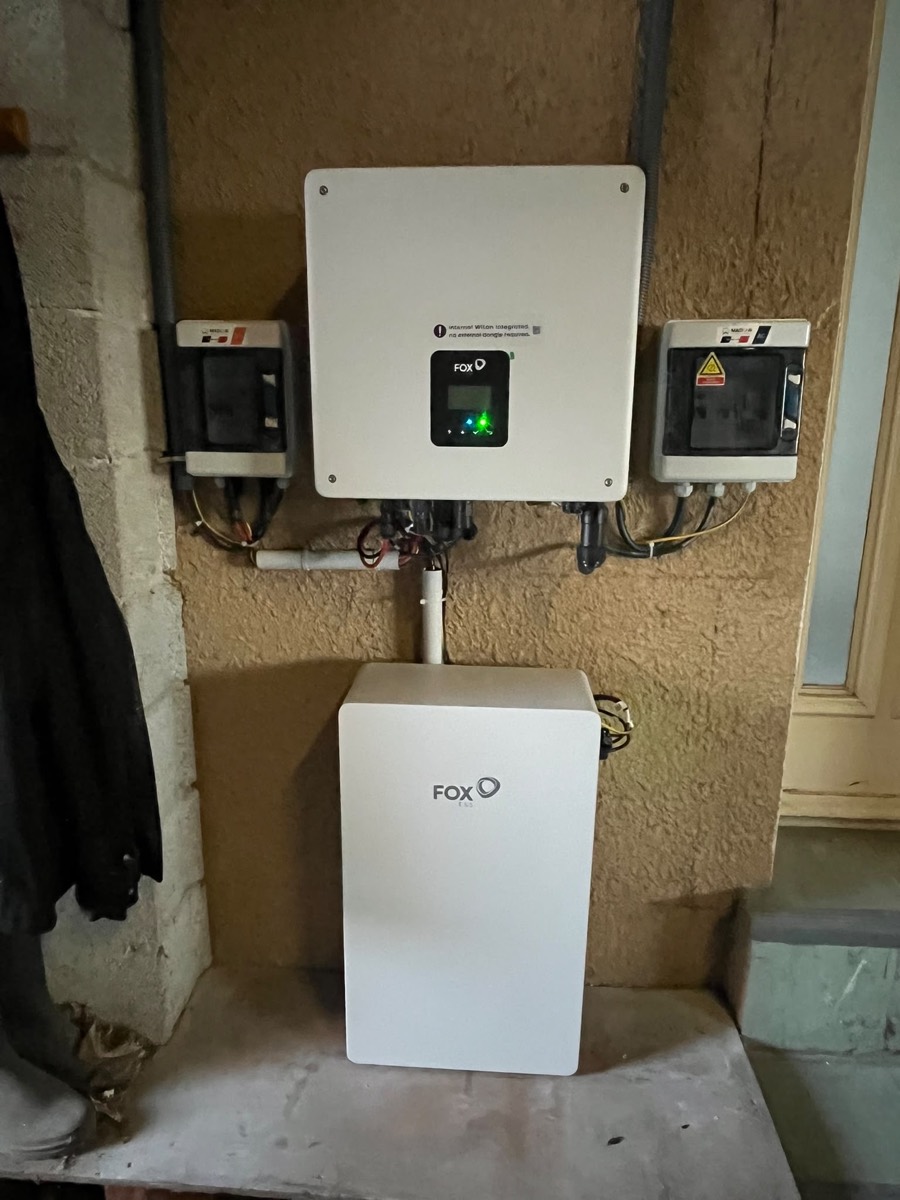 Onduleur et batterie installés par Confort Habitat