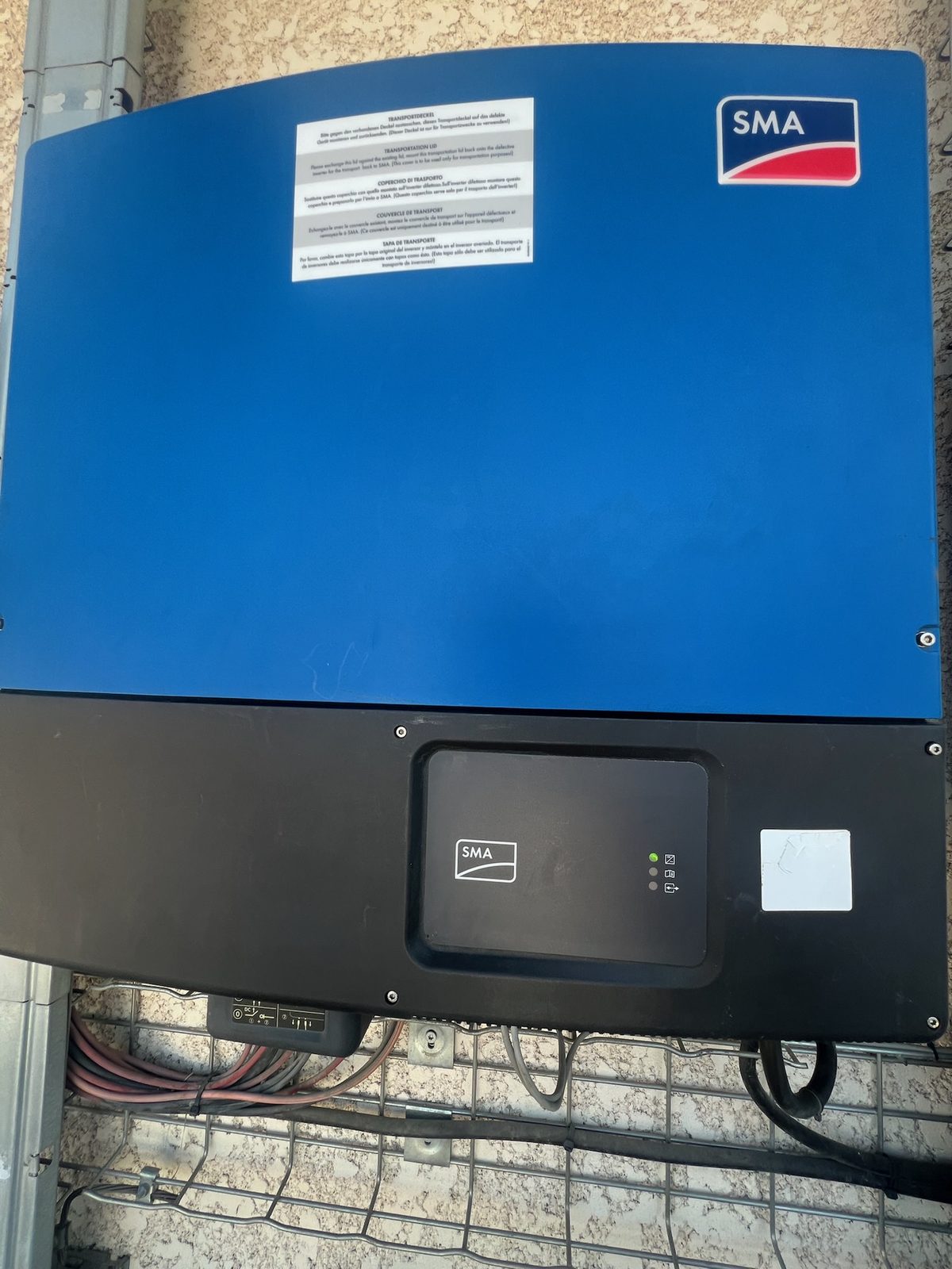 Onduleur photovoltaïque SMA et câblage sur chemin de câbles