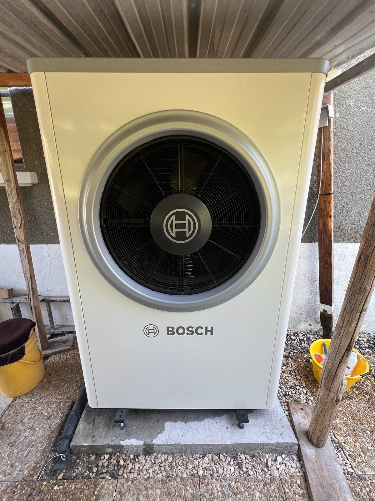 Groupe extérieur de pompe à chaleur Bosch installé sur plots