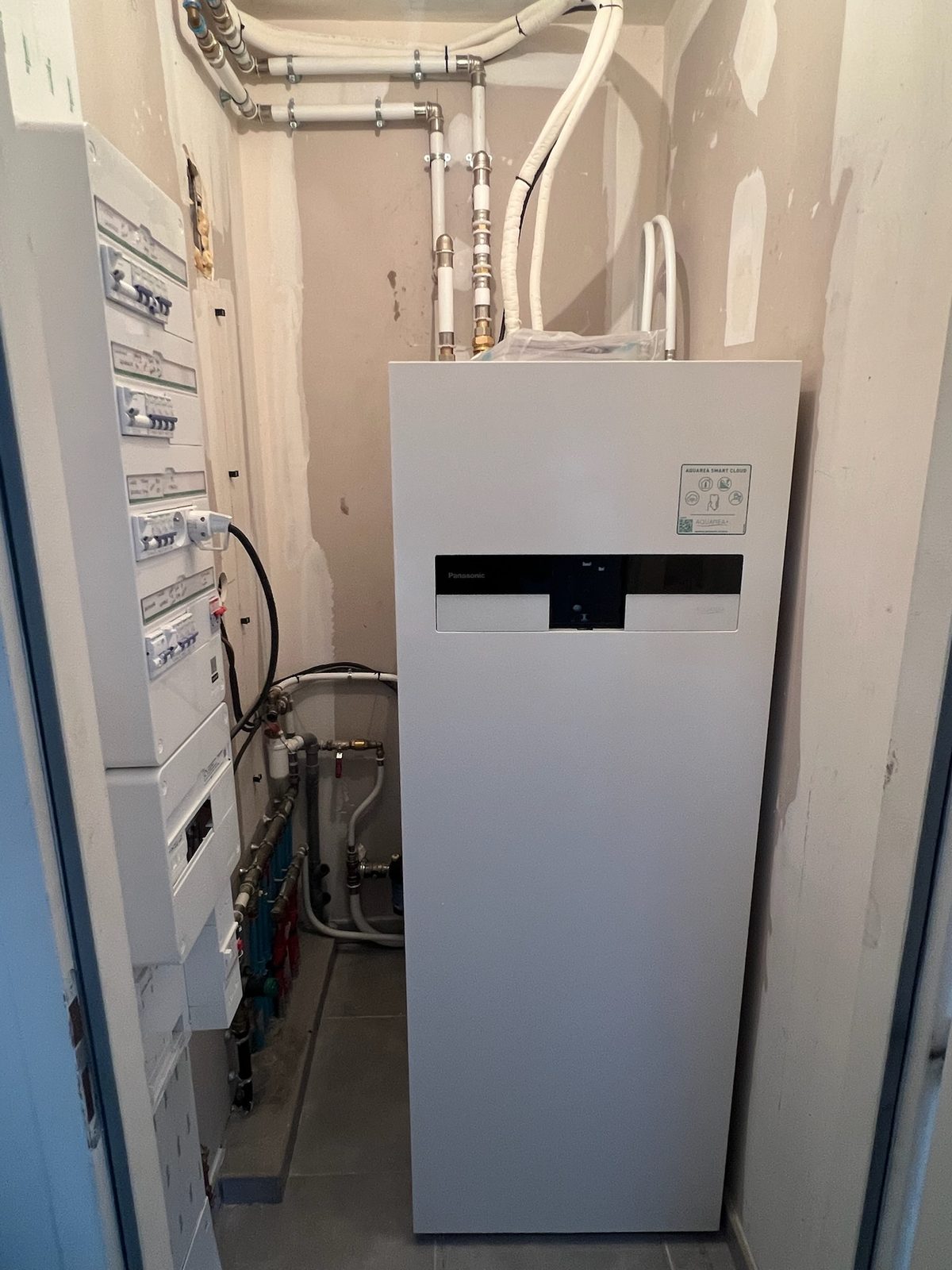 Module intérieur de pompe à chaleur air/eau raccordé