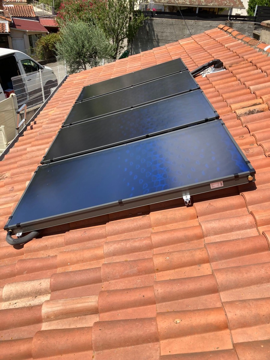 Chantier photovoltaïque avec le véhicule de Confort Habitat