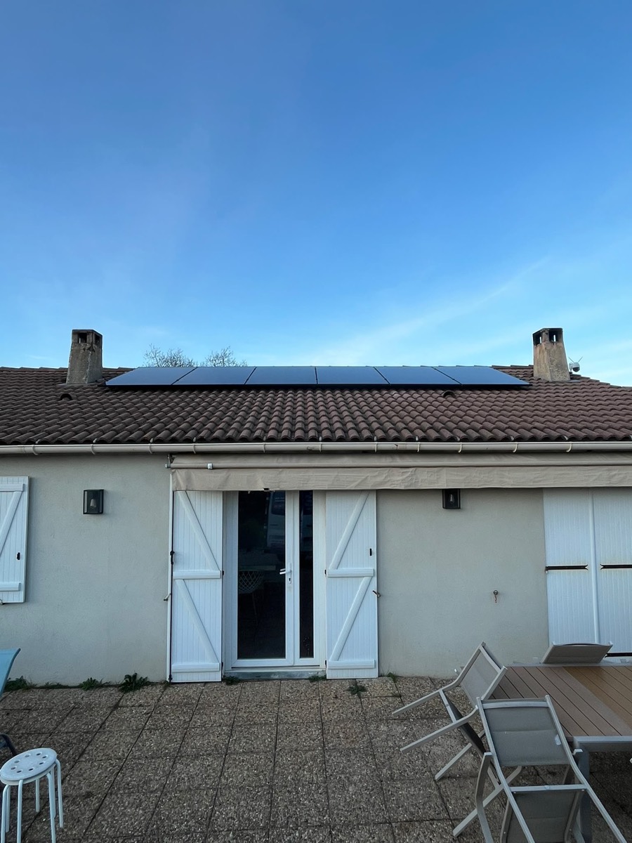 Panneaux solaires posés sur une toiture en tuiles