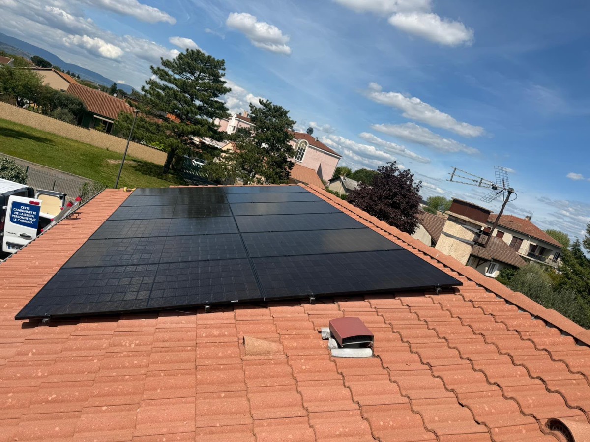 Panneaux photovoltaïques posés en toiture par Confort Habitat
