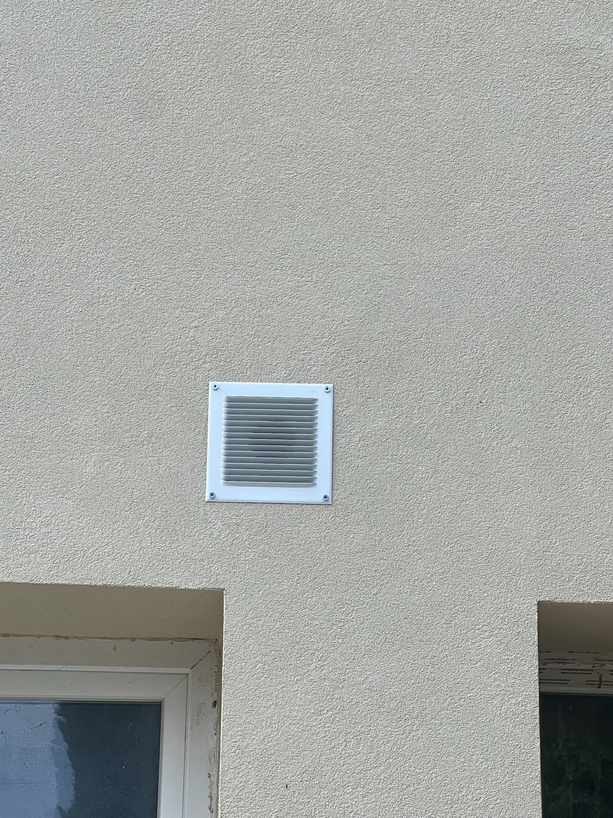 Grille de ventilation posée en façade, finition soignée